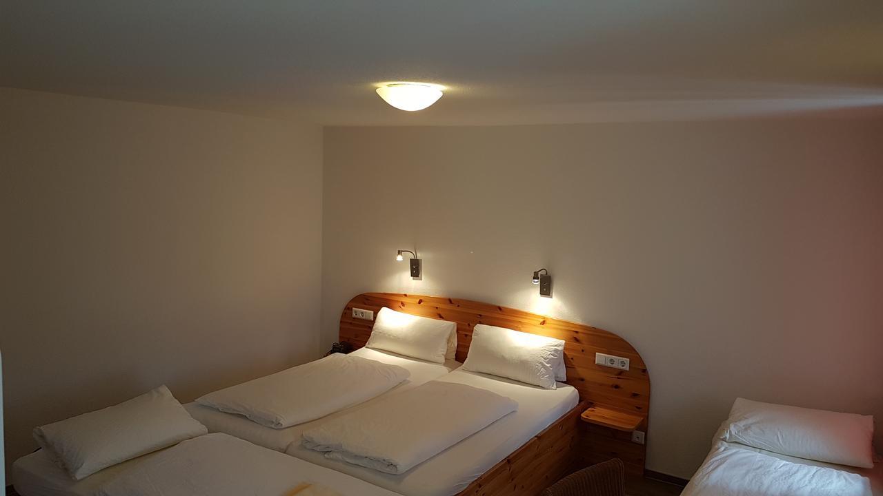 Hotel Gasthaus Roessle ไฟรบวร์กอิมไบรส์เกา ภายนอก รูปภาพ